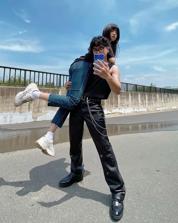 Chụp ảnh bế người yêu trên vai