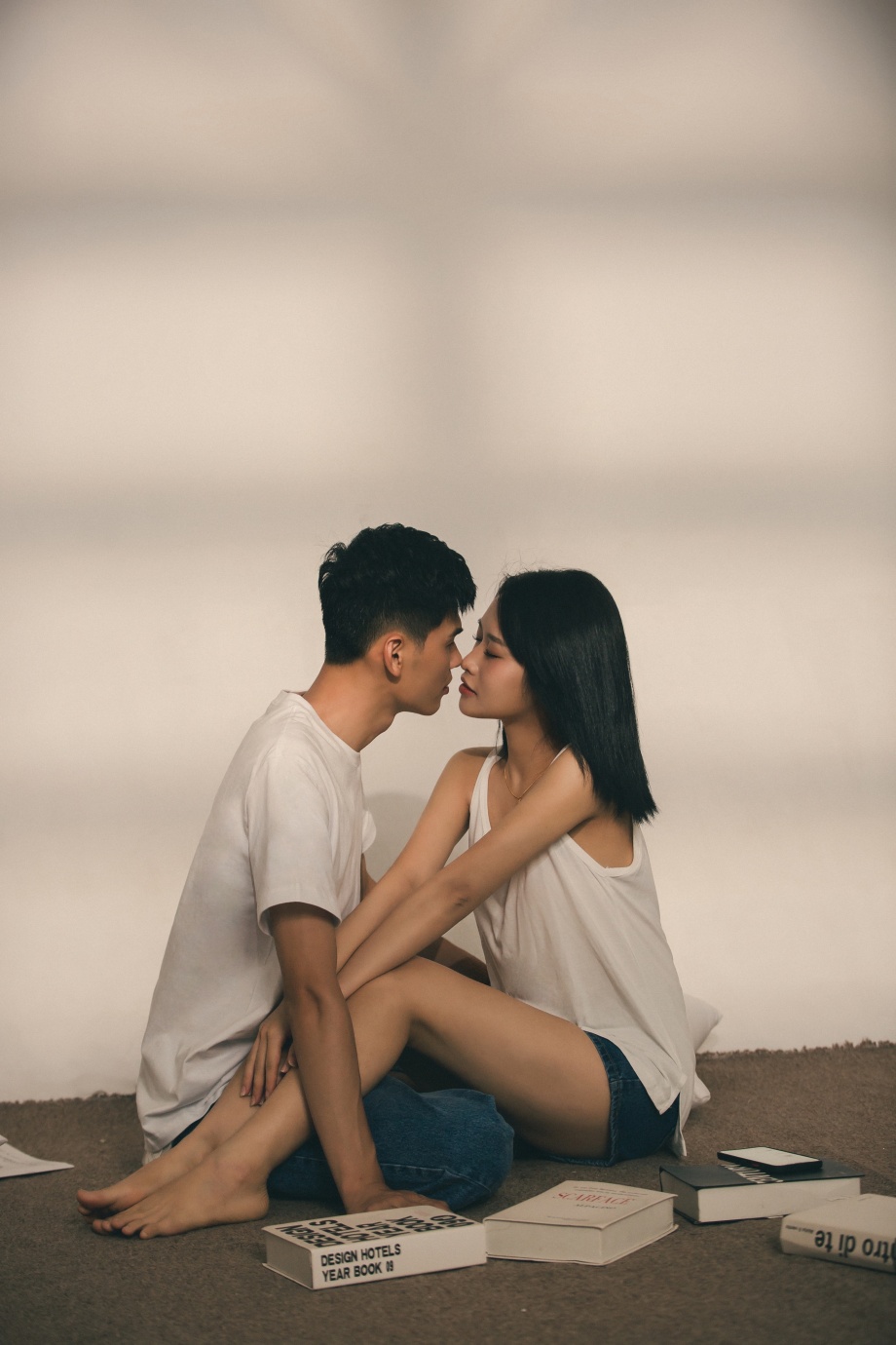 Hình ảnh cặp đôi nũng nịu nhìn nhau