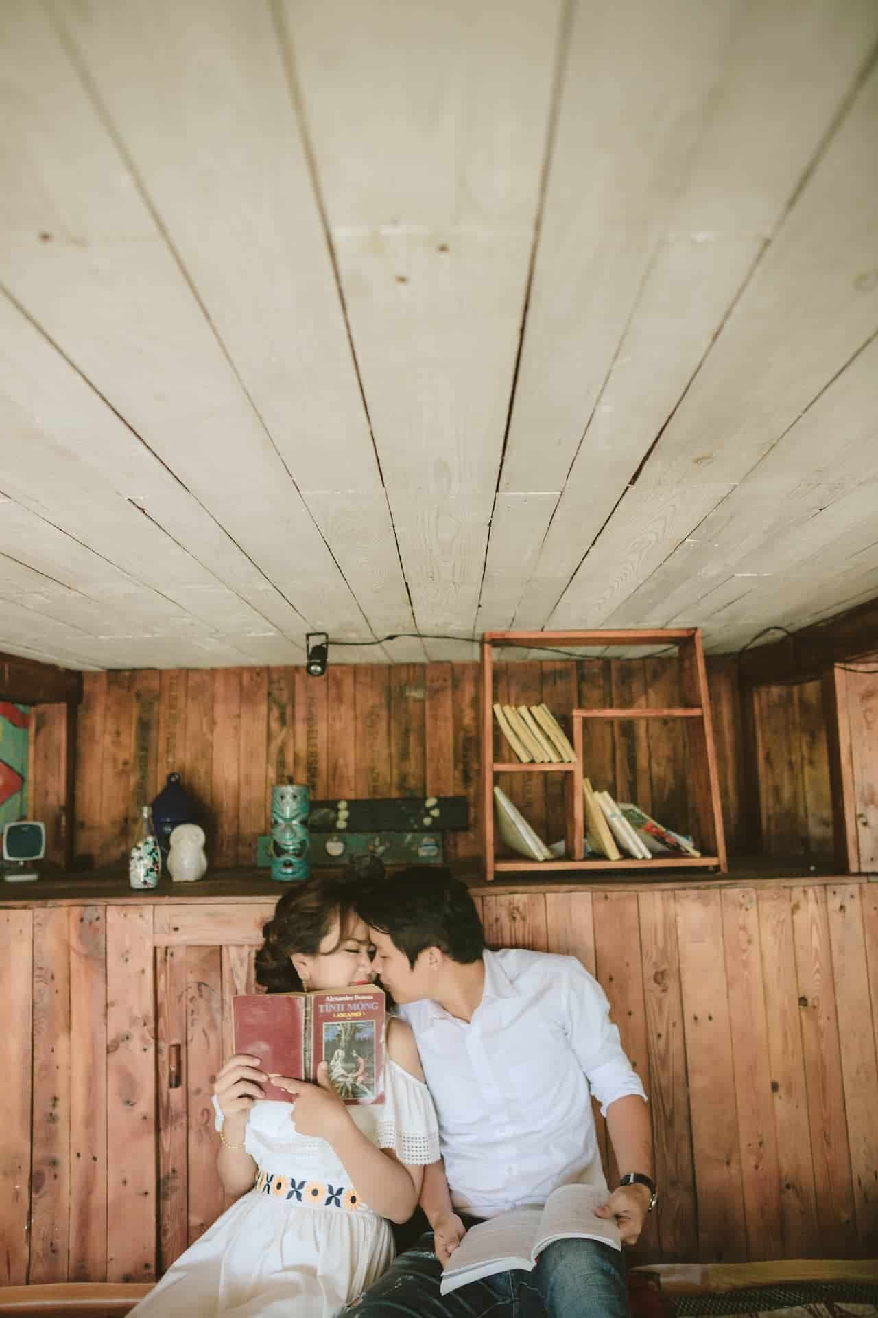 Chụp ảnh nắm tay trên xe ô tô