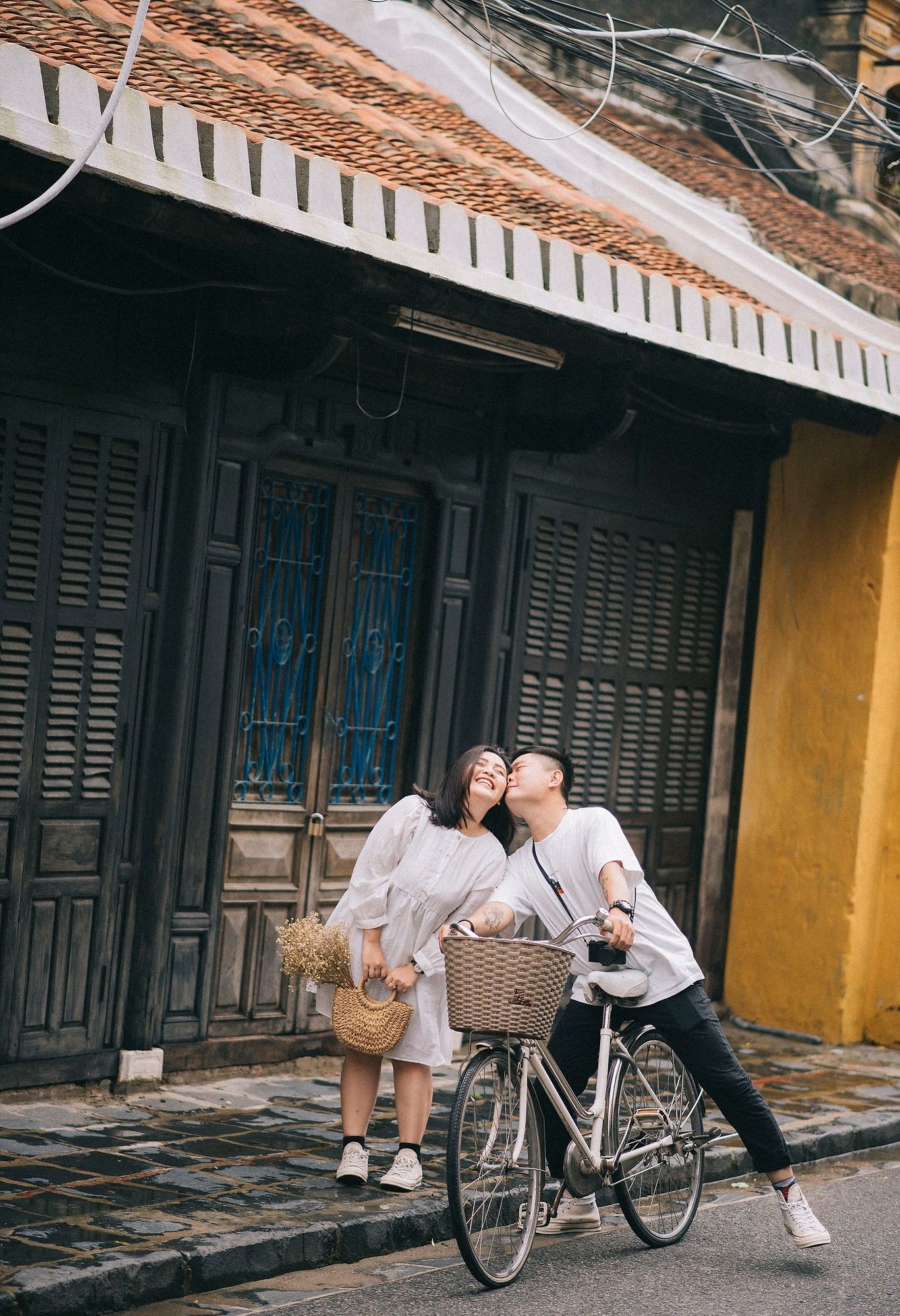 Chụp ảnh hôn nhau ở bãi biển