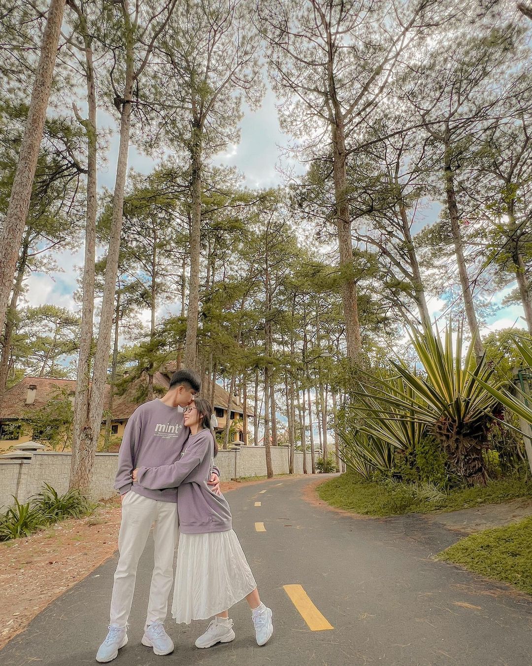 Chụp ảnh hôn nhau ở giữa phố