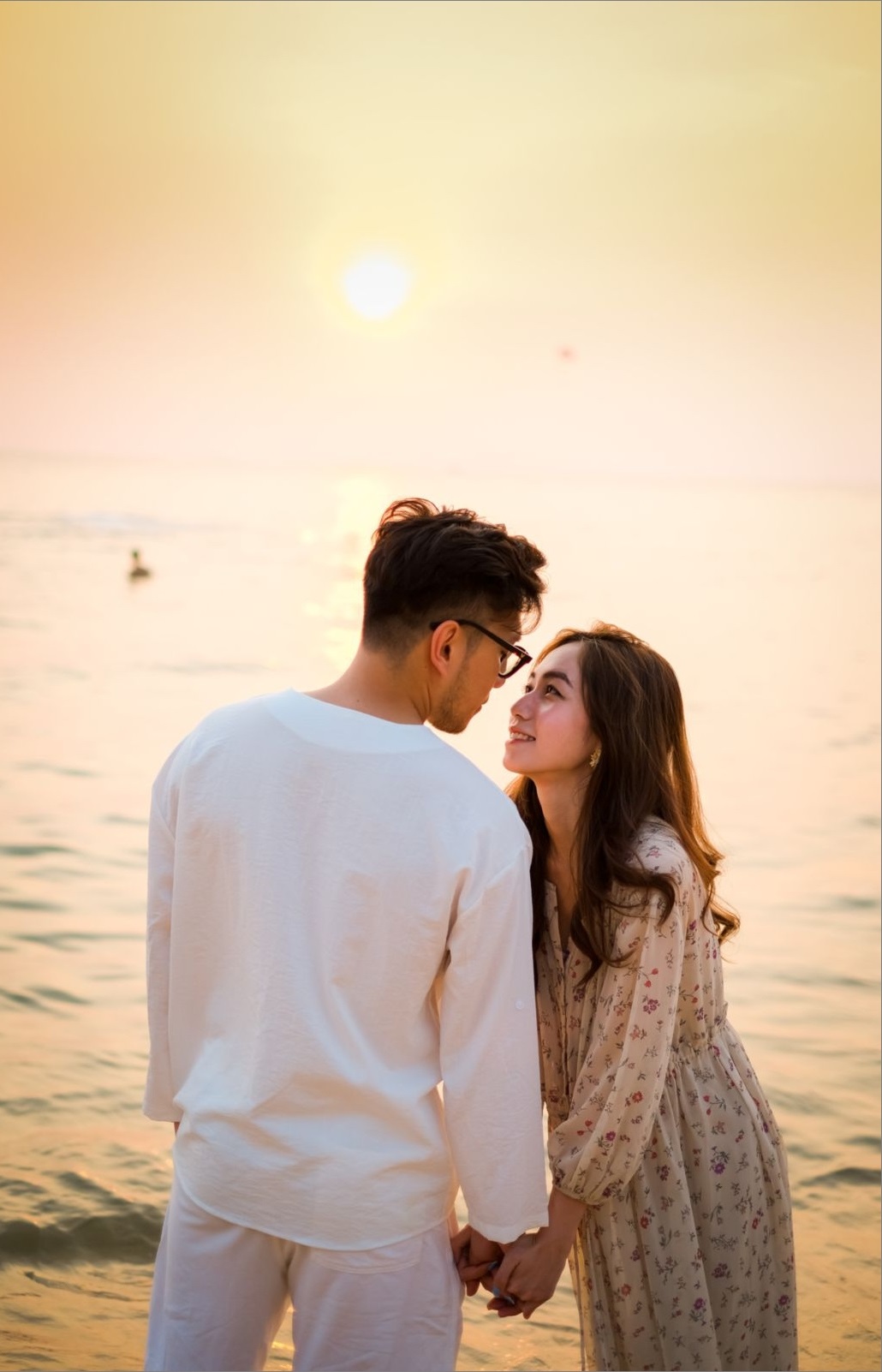 Chụp ảnh hôn nhau tình cảm, nhẹ nhàng