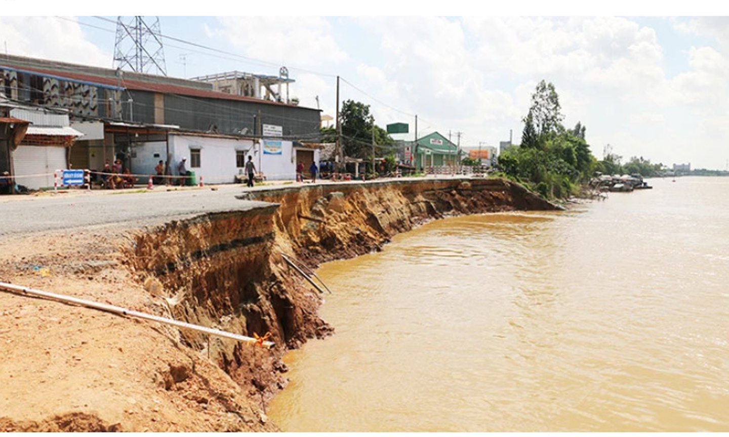 Tình trạng sạt lở, sụt lún bờ biển, bờ sông đang diễn ra ở Đồng bằng sông Cửu Long. Ảnh: TTXVN