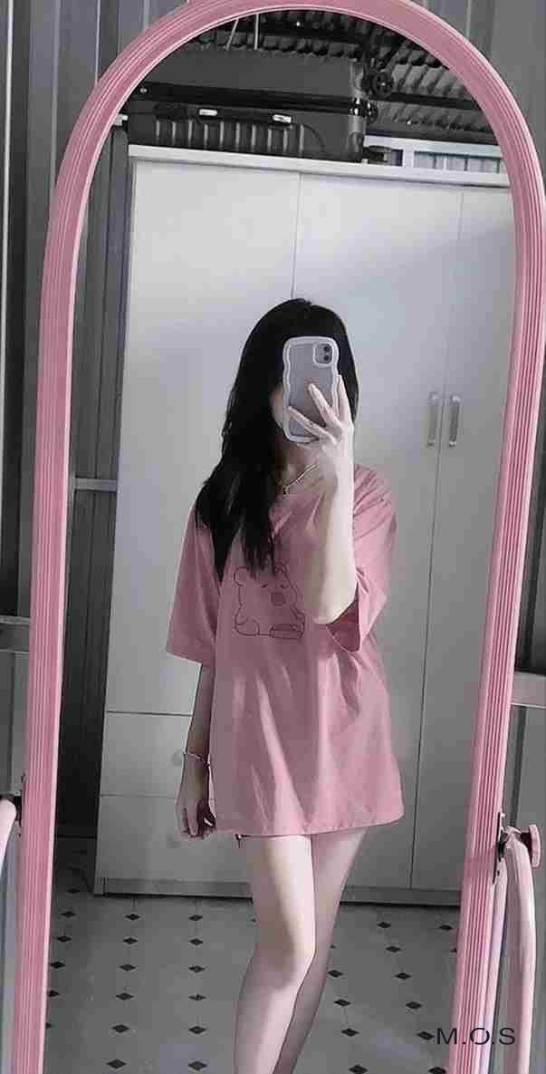 Hình ảnh cô gái xinh đẹp che mặt, bí ẩn và quyến rũ.