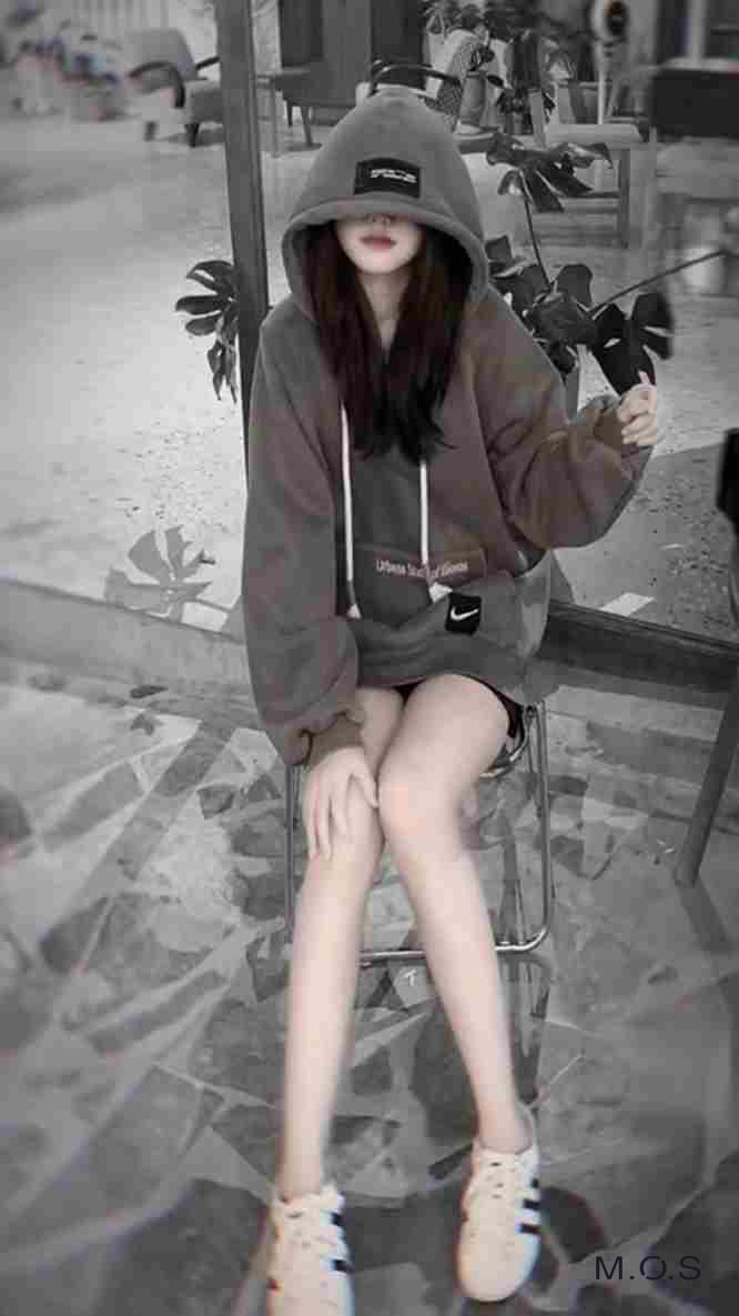 Cô gái xinh đẹp che mặt, tạo dáng đầy quyến rũ