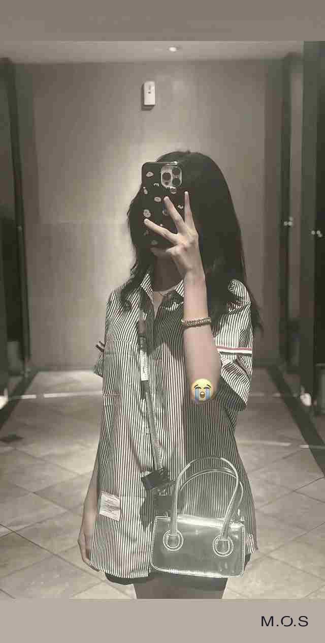 Cô gái che mặt bí ẩn