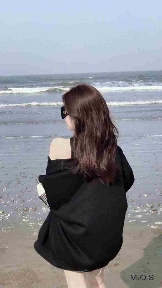 Cô gái xinh đẹp che mặt đầy bí ẩn và quyến rũ