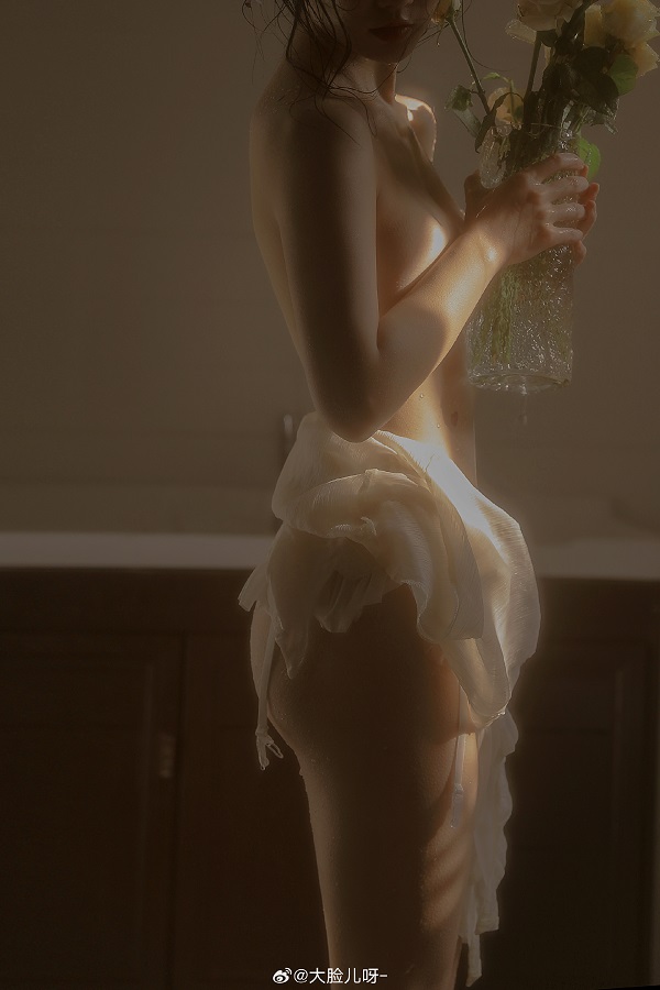 Vẻ đẹp ngây thơ trong outfit siêu thiếu vải