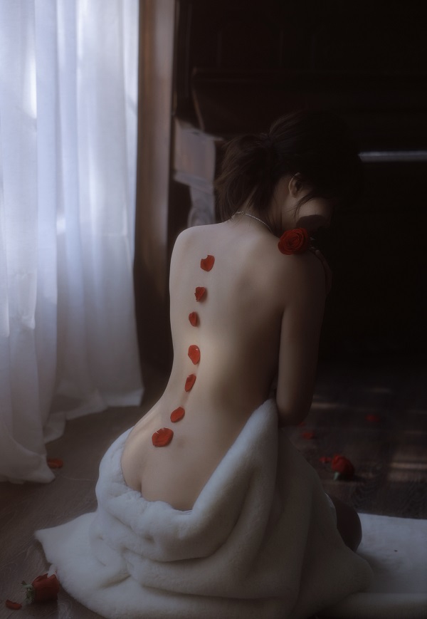 Gái mặc đồ ngủ sexy, tay ôm ngực đầy quyến rũ