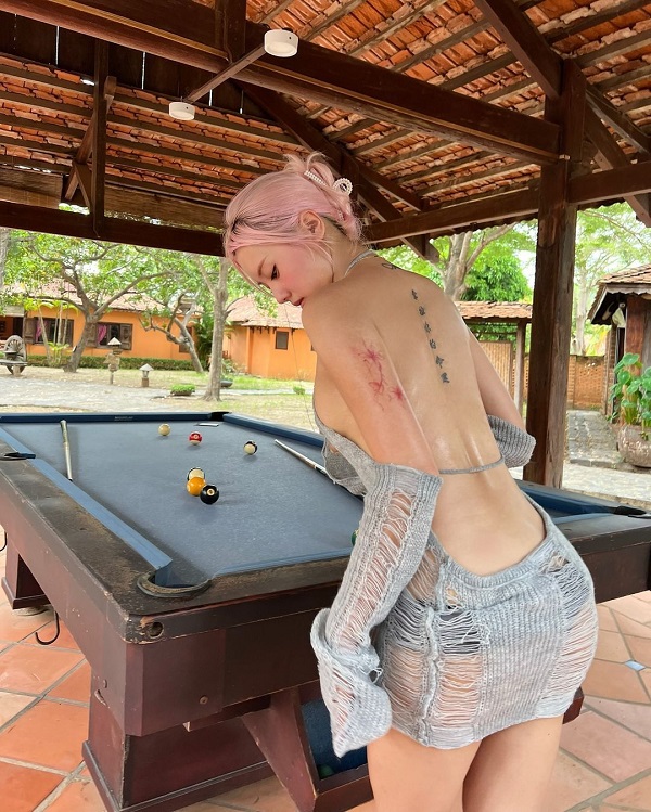 Body như tạc, outfit thiếu vải tôn hết đường nét