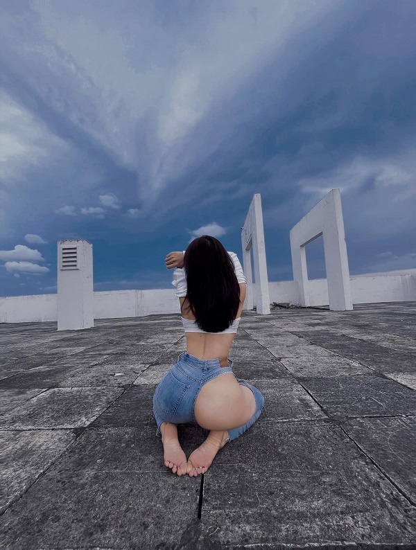 Bộ đồ thiếu vải nhưng vibe thì cực nghệ thuật