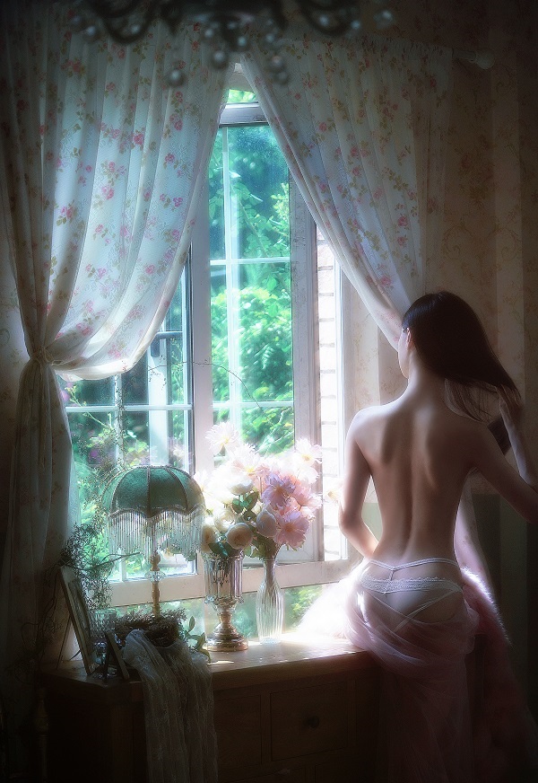 Cô nàng mặc váy voan mỏng bên cửa sổ sáng