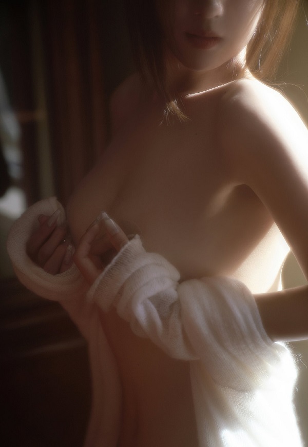 Vòng một lấp ló sau lớp vải lụa mong manh