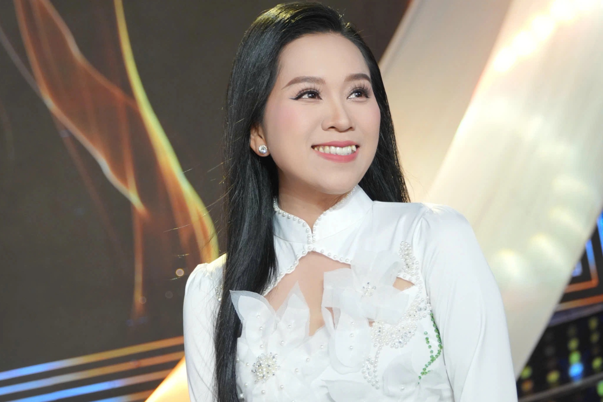 Cháu gái cố nghệ sĩ Vũ Linh bị hủy show phải ở ẩn 3 năm, hiện ra sao? - 1