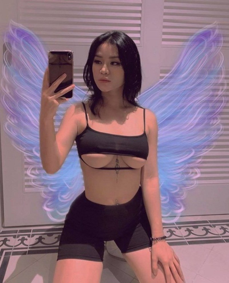 Gái xinh hở hang lòi ngực tròn mặc đồ thiếu vải đen chụp ảnh backgroud cánh bướm