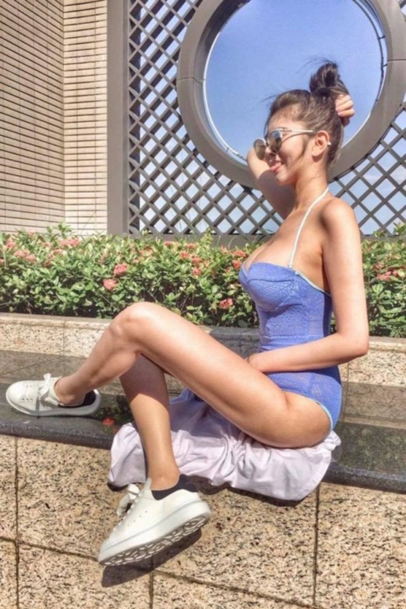 Gái xinh hở hang mặc đồ bơi chụp ảnh