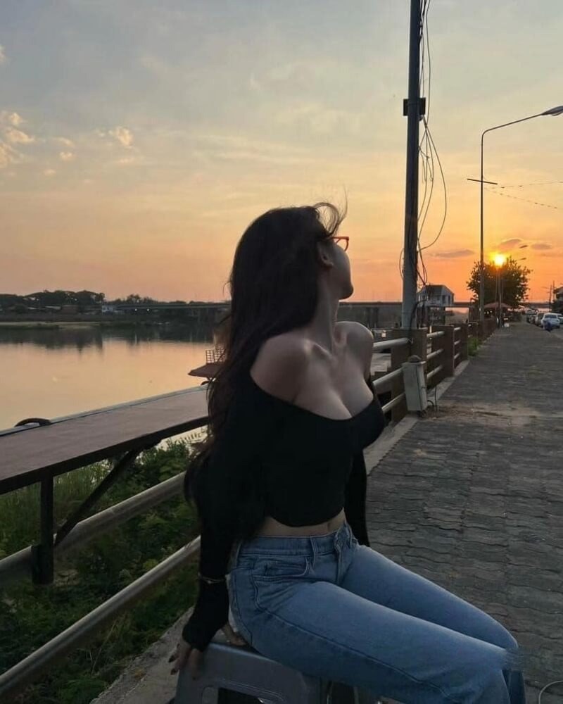 Gái xinh hở hang mặc áo hở ngực ngồi ngắm chiều tà