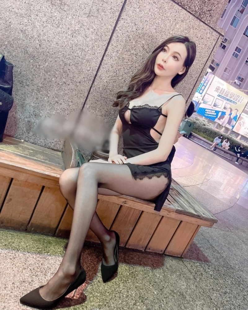 Gái xinh hở hang mặc váy đen ngồi hóng gió