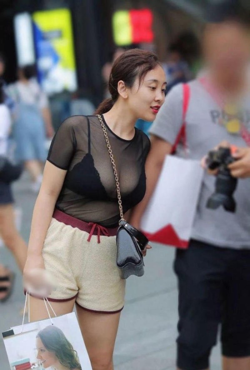 Gái xinh hở hang mặc áo xuyên thấu đi bộ trên phố