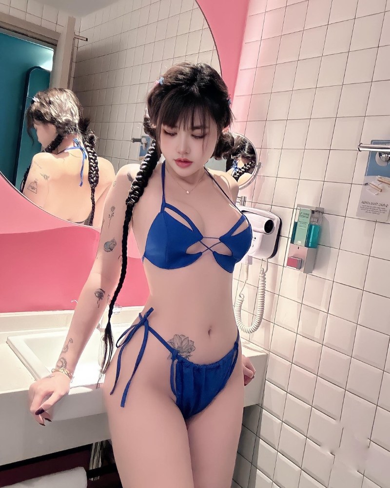 Gái xinh hở hang măc bikini màu xanh dương khoe dáng trước gương