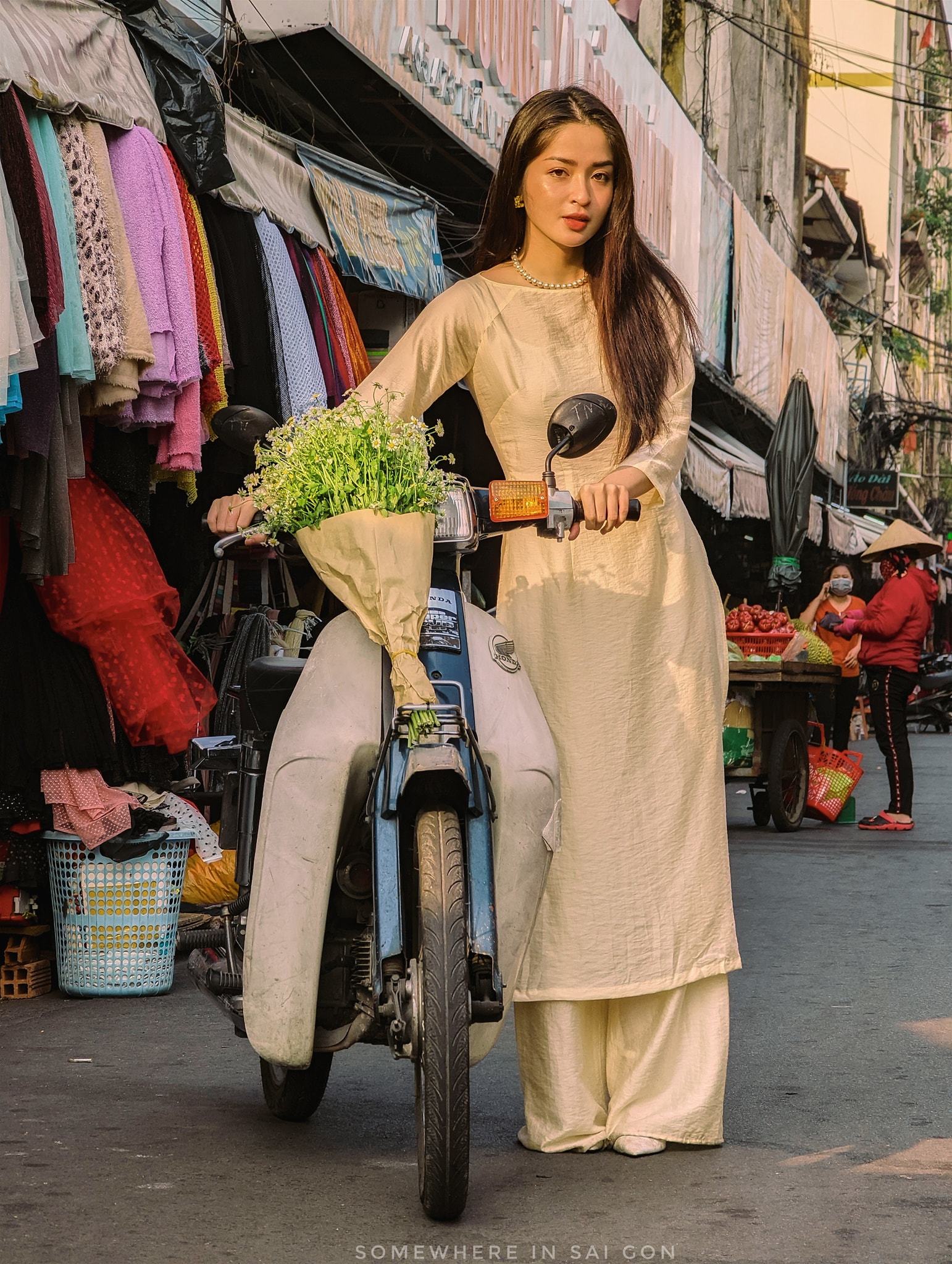 Thiếu nữ xinh đẹp khoe sắc tại chợ Tết truyền thống khắp ba miền - 15