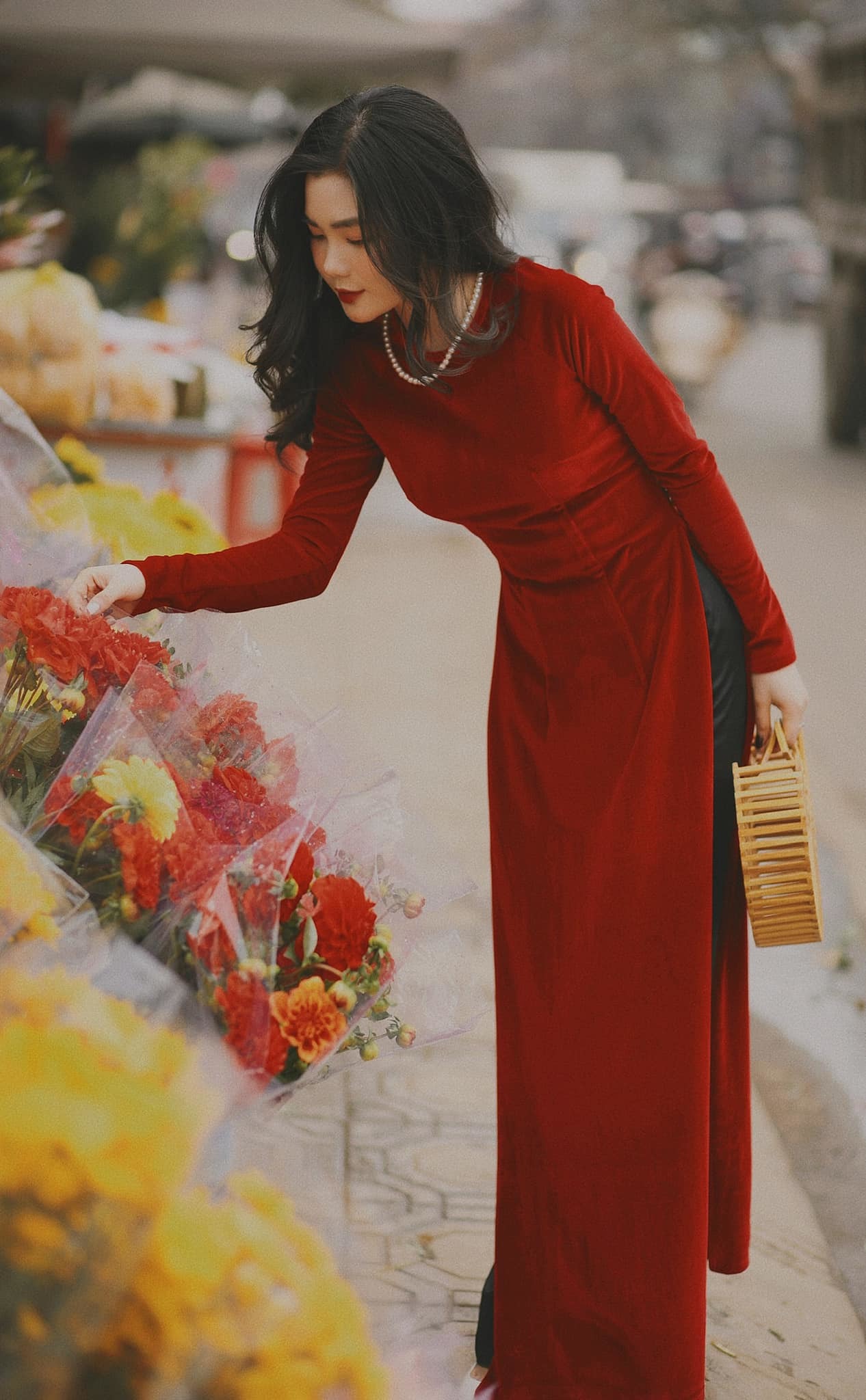 Thiếu nữ xinh đẹp khoe sắc tại chợ Tết truyền thống khắp ba miền - 5