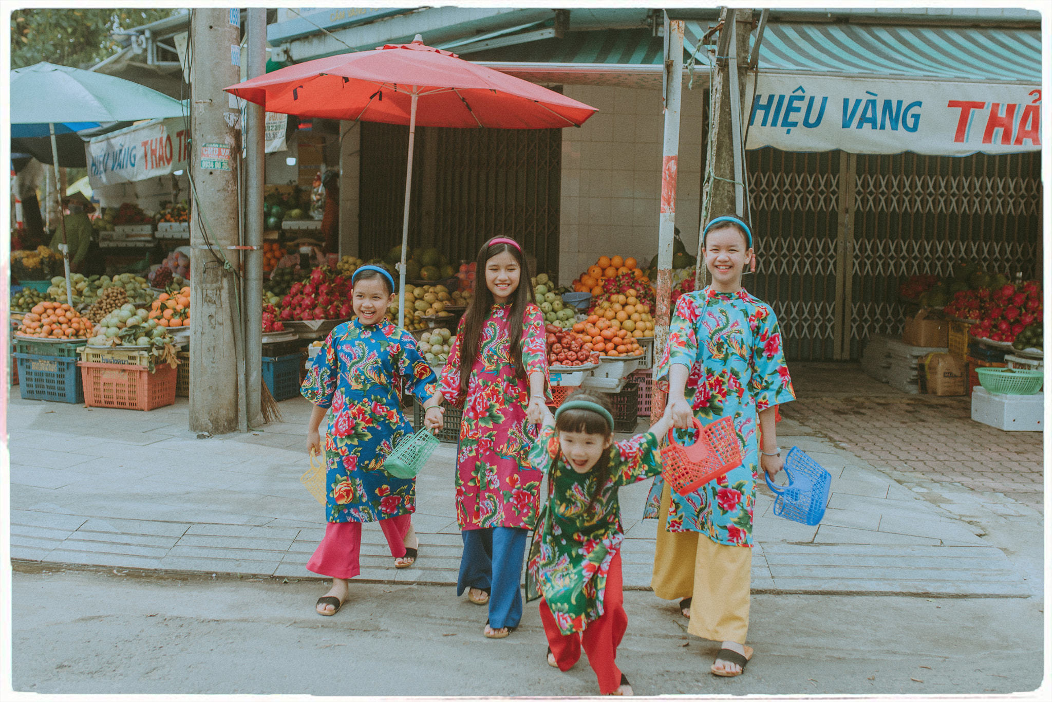 Thiếu nữ xinh đẹp khoe sắc tại chợ Tết truyền thống khắp ba miền - 10