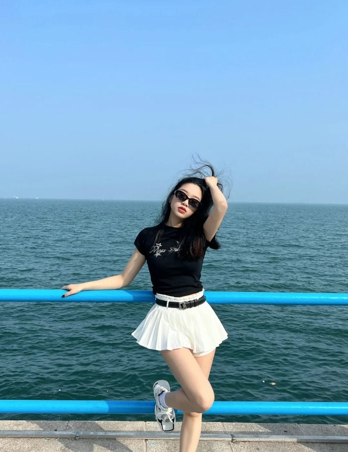 Gái xinh đeo mắt kính váy ngắn tạo dáng cực ngầu