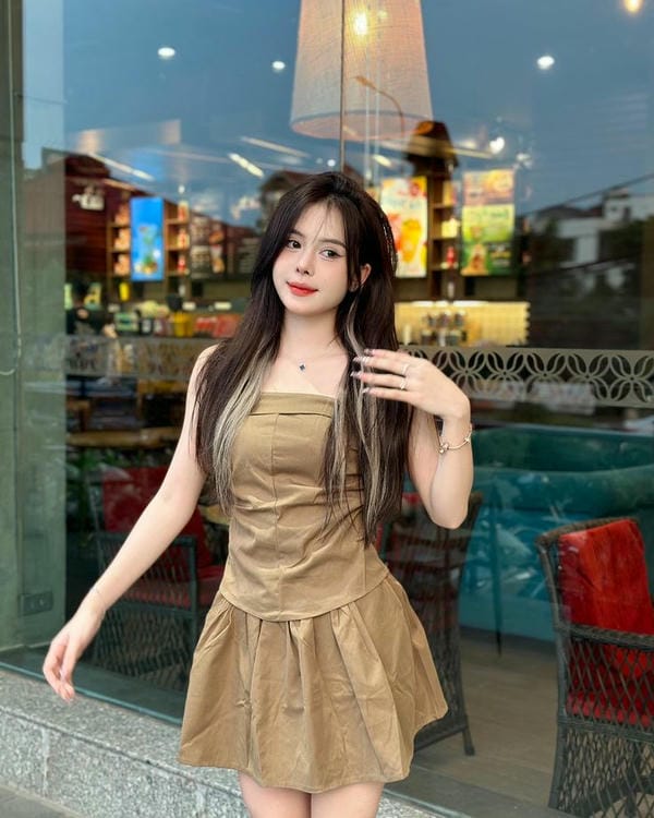 Hình ảnh gái xinh mặc váy ngán xếp ly màu nâu