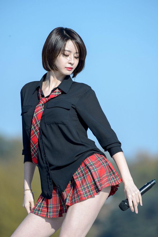 Hình ảnh gái váy ngắn chơi tennis