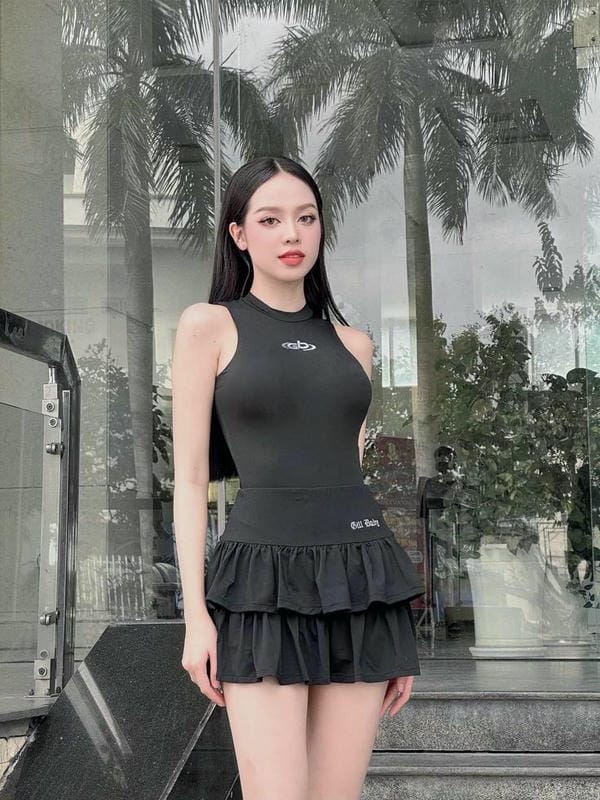 Ảnh gái đẹp mặc váy ngắn đeo kính chụp ảnh trước gương