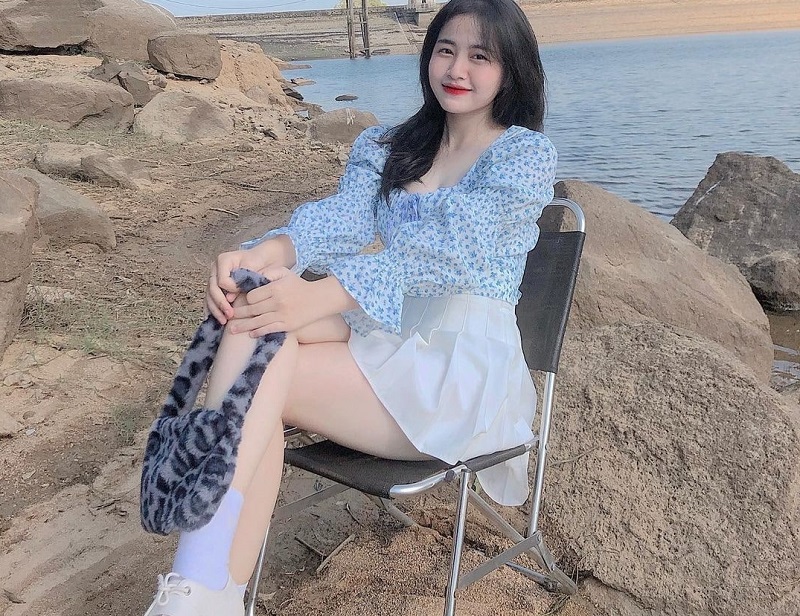 Hình ảnh gái mặc váy ngắn xếp ly lộ hàng