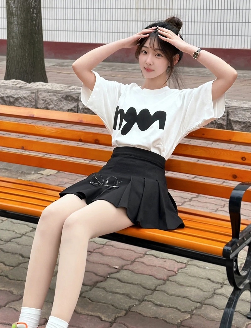 Hot girl mặc váy ngắn đeo kính thời trang khoe dáng trên đường