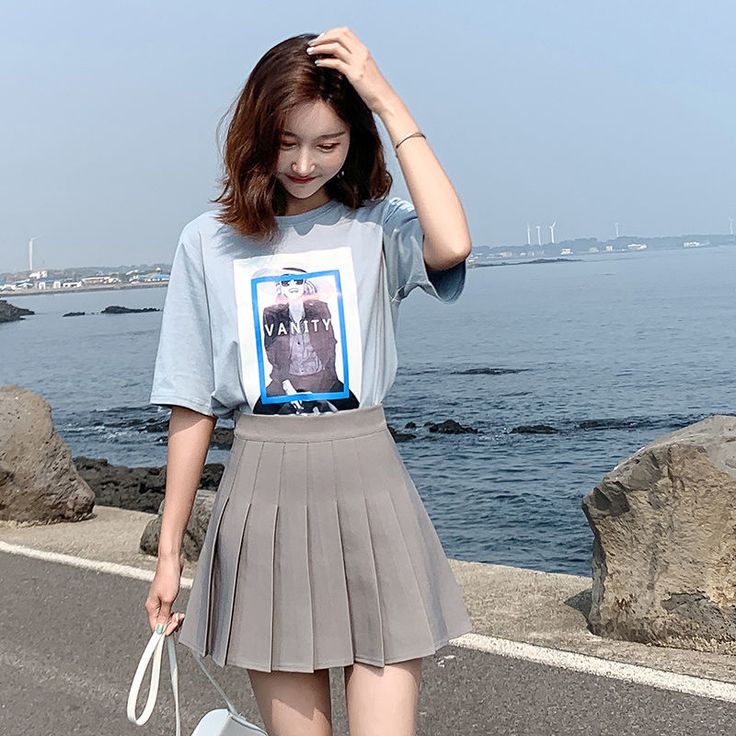 Hình ảnh gái xinh mặc váy ngắn cute trên biển