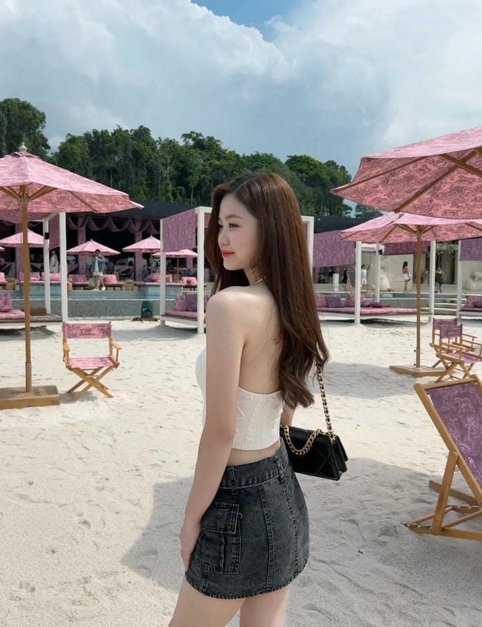 Ảnh cô gái mặc váy Jean ngắn khoe dáng sexy