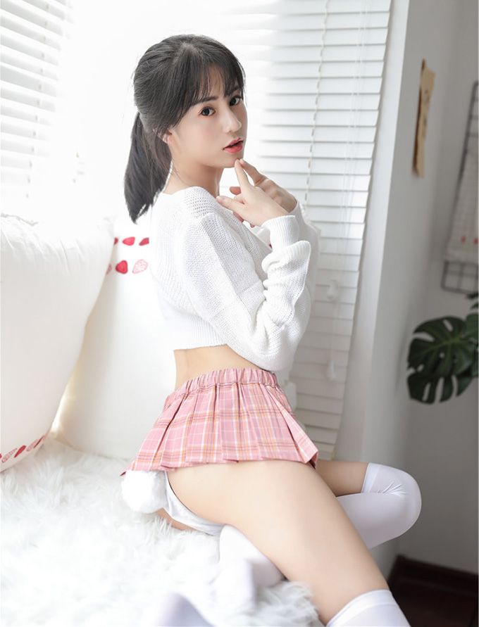 Ngắm gái xinh mặc váy ngắn xếp ly màu hồng