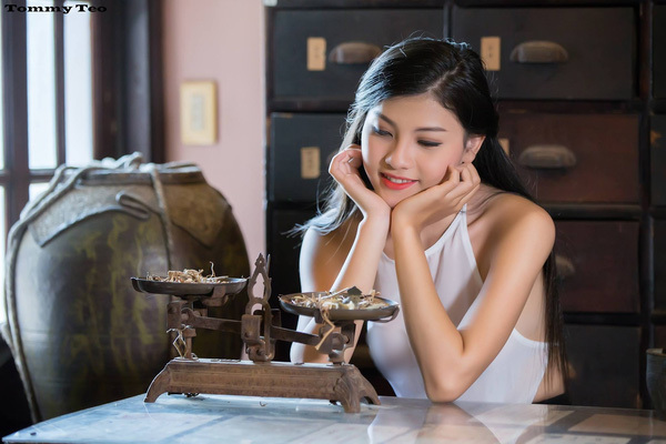 Cô gái trẻ mặc áo yếm trong suốt chụp ảnh gây phản cảm