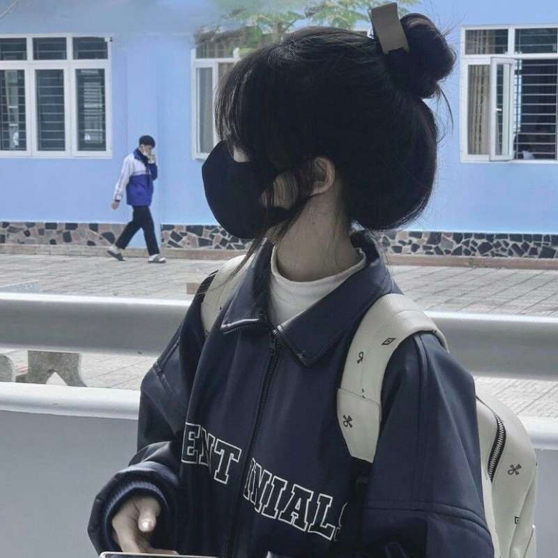 avatar nữ sinh che mặt nghiêng đầu