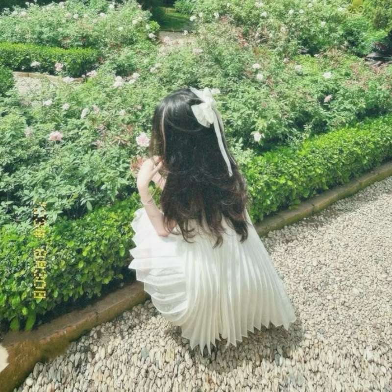 avatar nữ sinh tóc dài ngồi vườn hoa