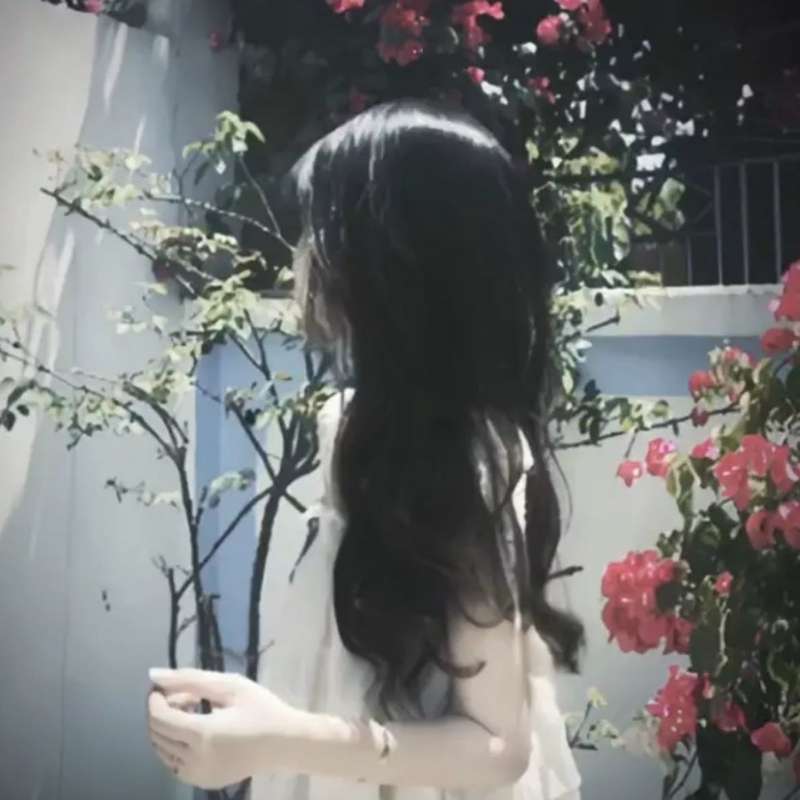 avatar tóc dài nghiêng đầu của nữ sinh