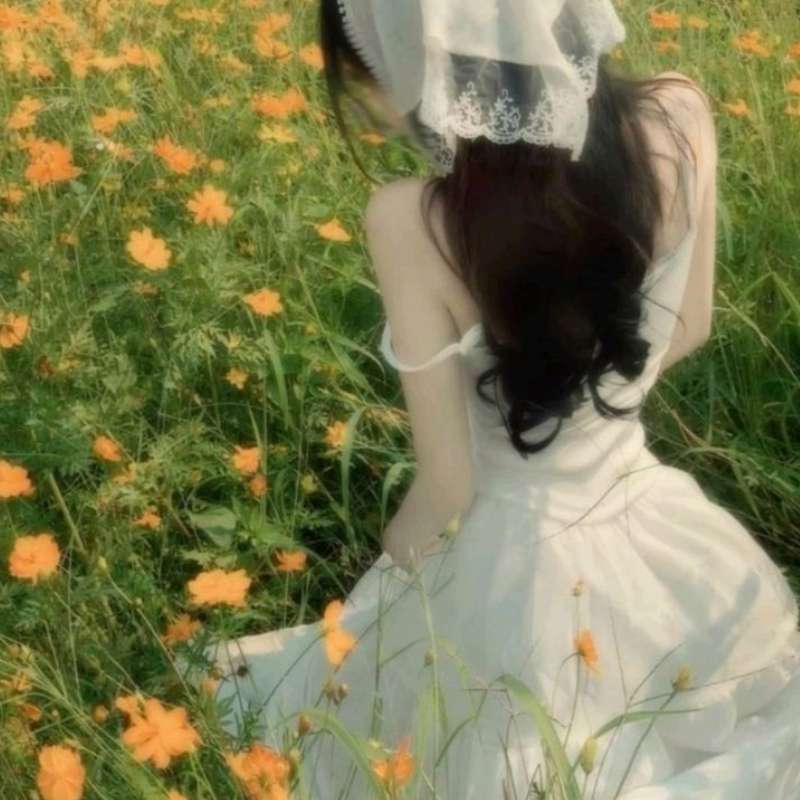 avatar nàng thơ che mặt với hoa