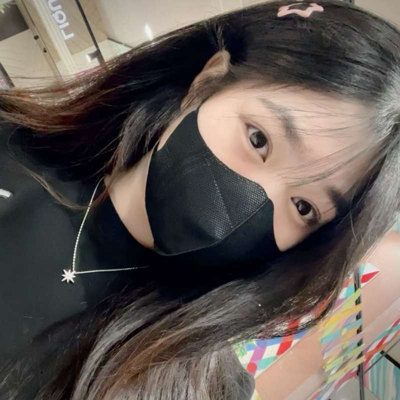 nữ sinh che mặt bằng khẩu trang