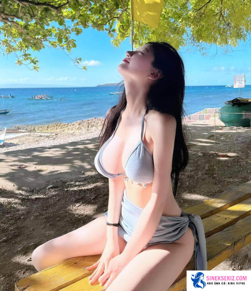 Hình ảnh gái hở vú ngắm biển