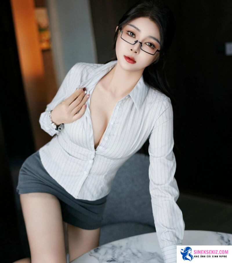 Ảnh gái xinh thả rông lộ vú to tròn