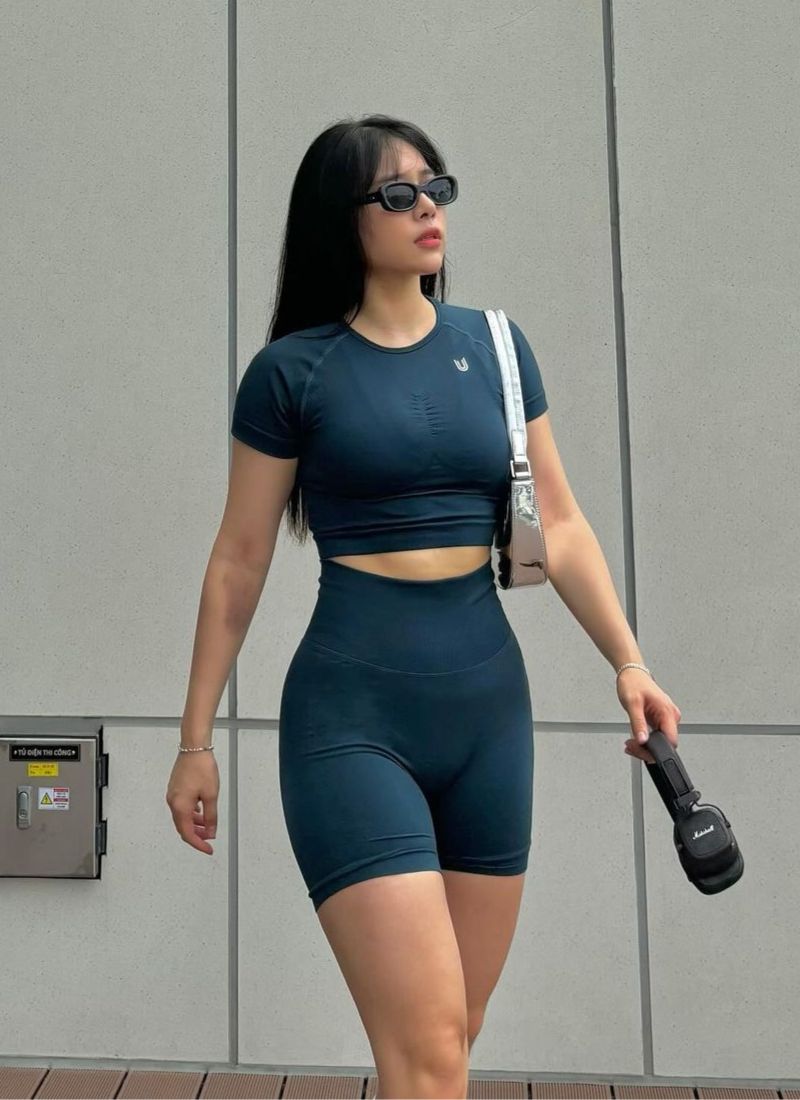 Hot girl tập gym tự sướng trước gương