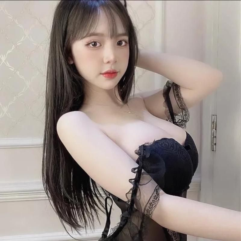 Gái xinh hở vú trong bộ đồ ngủ mày đen