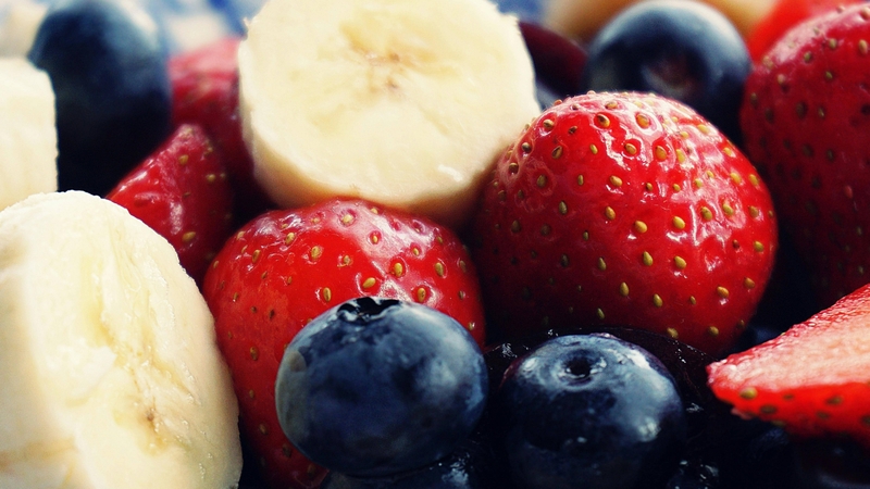 Giảm lượng đường (glucozơ và fructozơ) đưa vào cơ thể bằng ăn trái cây tươi