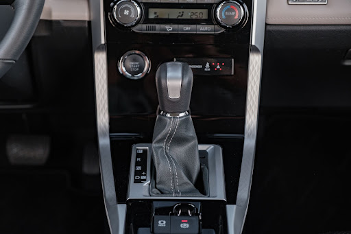 Hướng dẫn cách lái xe số tự động và ý nghĩa các ký hiệu trên cần số xe