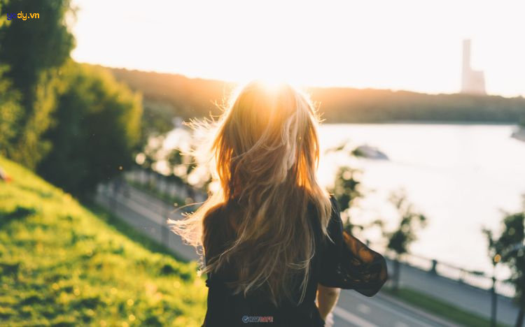 ảnh cô gái quay lưng