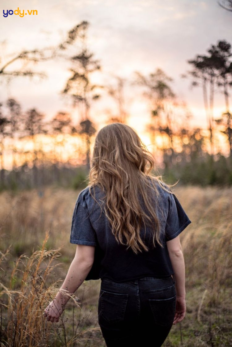 ảnh cô gái quay lưng